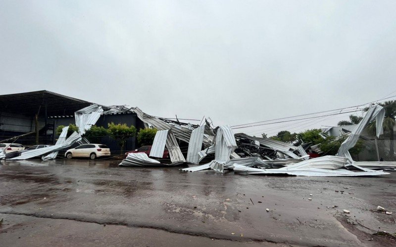 Estragos em ginÃ¡sio que desabou no noroeste do Rio Grande do Sul