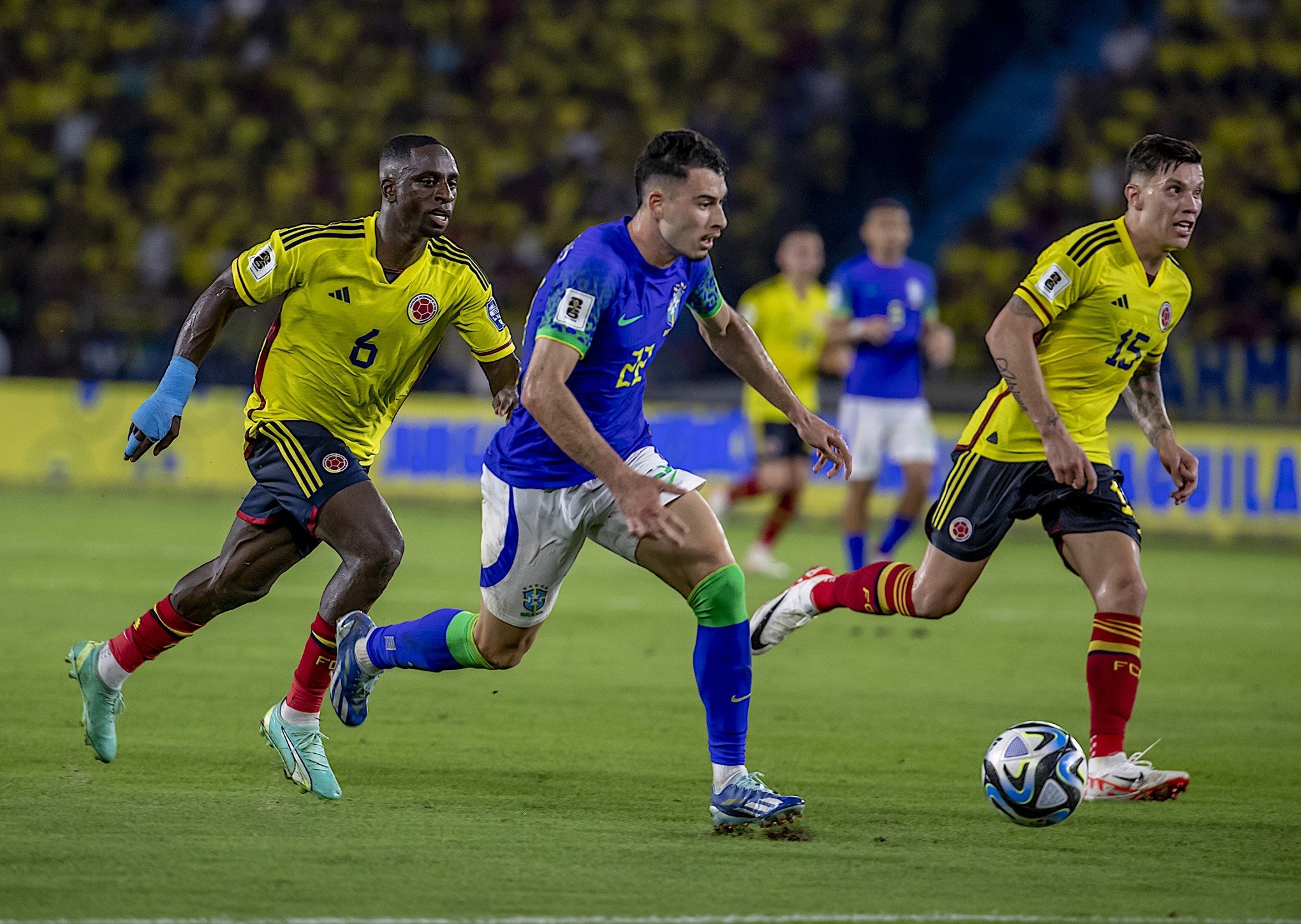 Brasil sai na frente, leva virada da Colômbia e perde 2ª seguida nas Eliminatórias