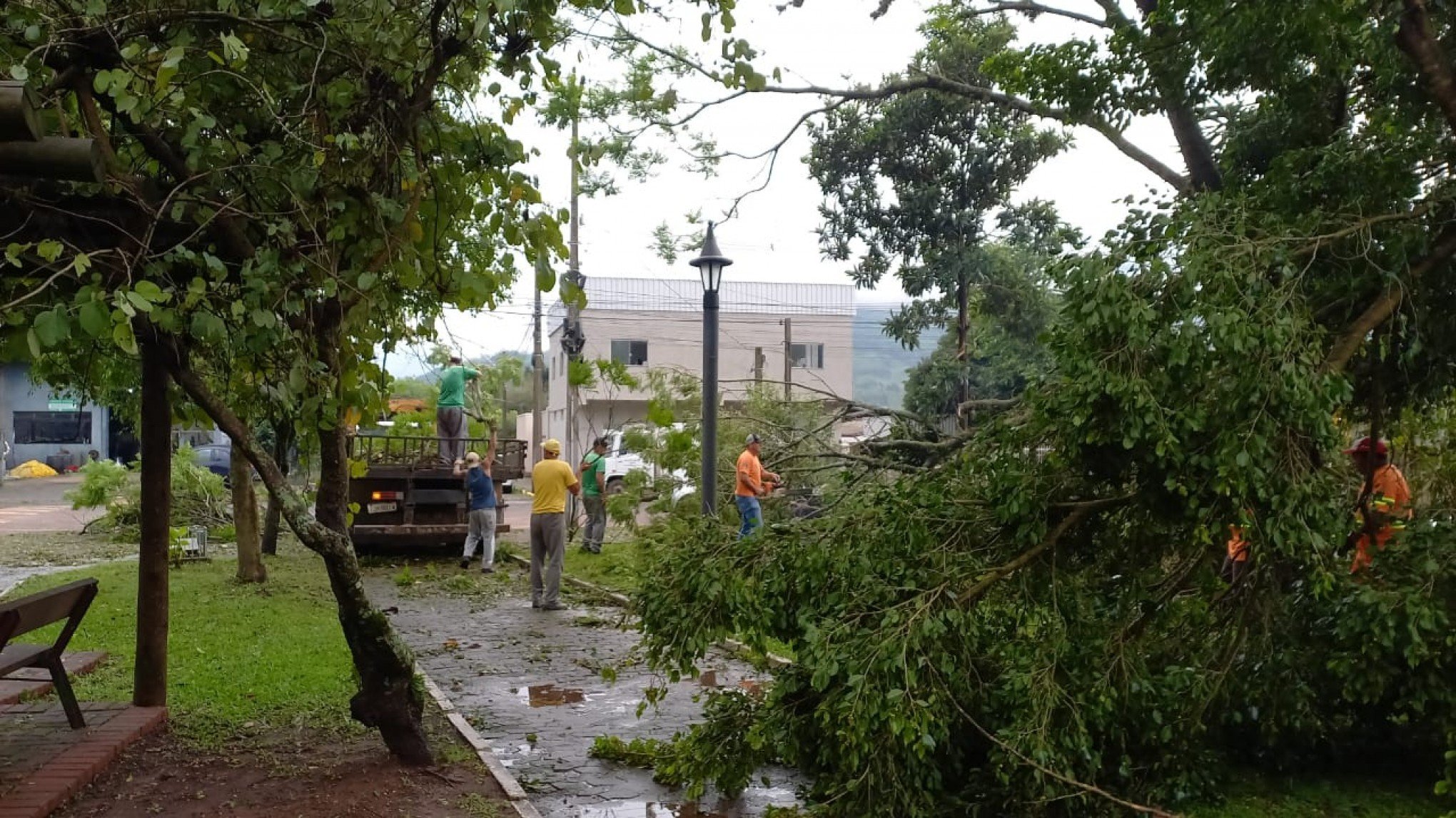 TEMPORAL: Granizo, árvores caídas e UBS atingida; saiba como a chuva afetou Igrejinha
