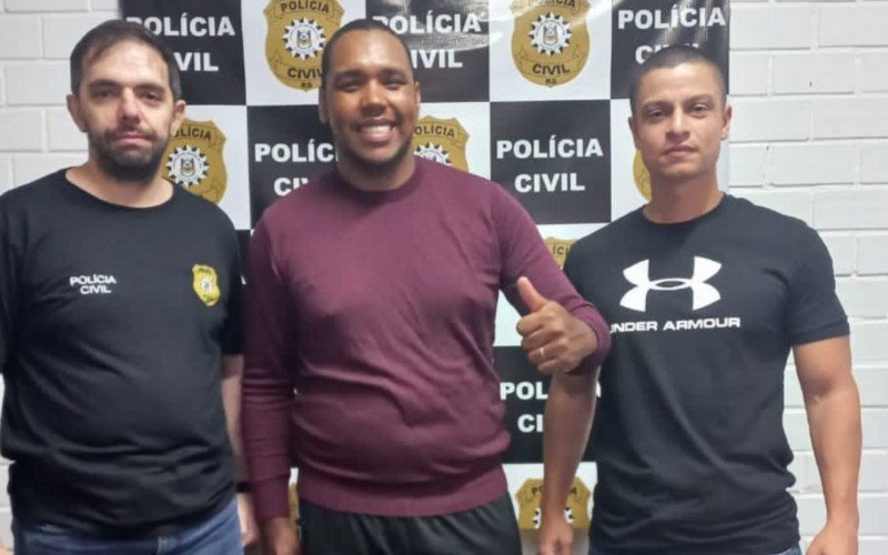 Gabriel (C) ao lado de policiais da DP de Campo Bom após prestar depoimento ontem (16) | Jornal NH