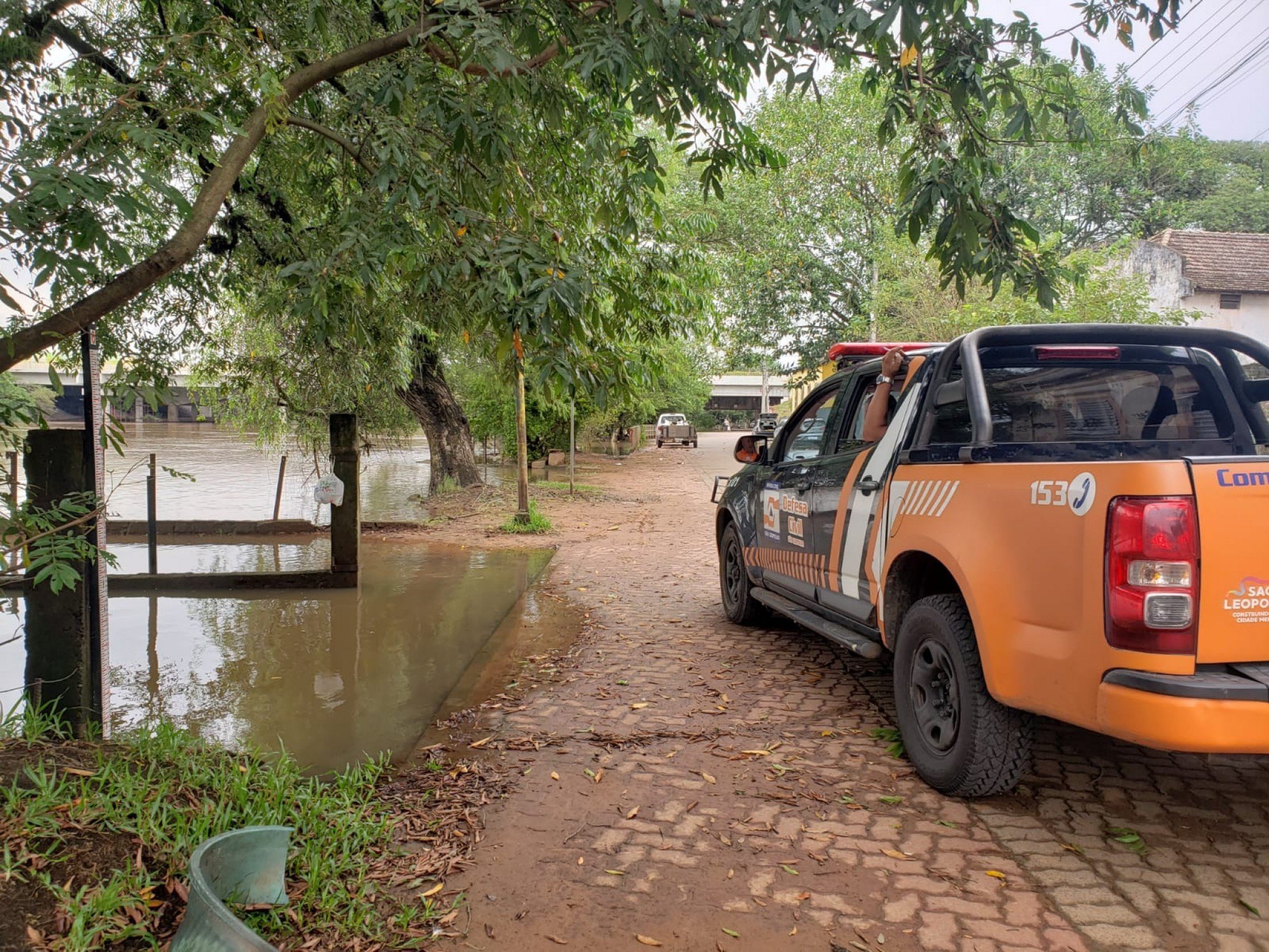 Defesa Civil de São Leopoldo monitora elevação do Rio dos Sinos na Rua da Praia