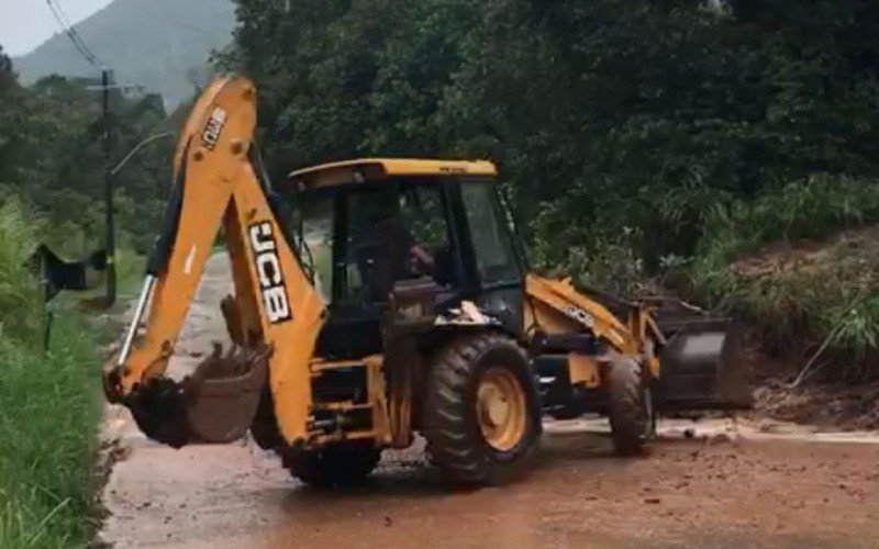 Máquinas trabalham para liberar vias em Canela