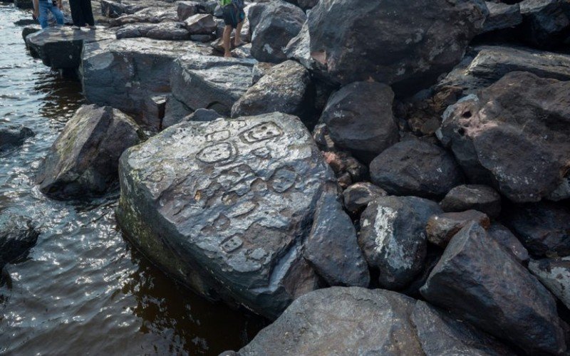Petróglifos expostos com a baixa do Rio Negro em Manaus | Jornal NH