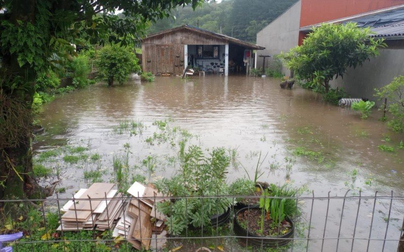 Arroio transbordou e atingiu casas em Canela