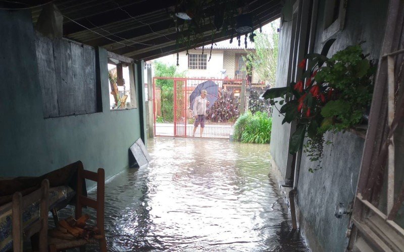 Arroio transbordou e atingiu casas em Canela