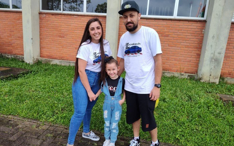 Casal e filha se divertem em evento