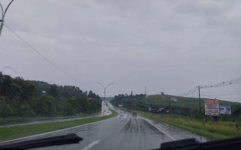 RS-239: Água parada na rodovia faz com que motoristas tenham que redobrar a atenção | Jornal NH