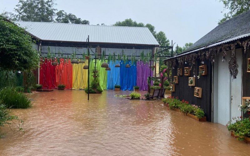 TEMPORAL: Arroio Feitoria sai do leito e alaga NÃºcleo de Casas Enxaimel novamente