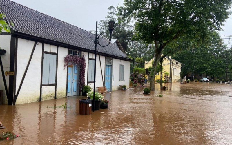 TEMPORAL: Arroio Feitoria sai do leito e alaga NÃºcleo de Casas Enxaimel novamente