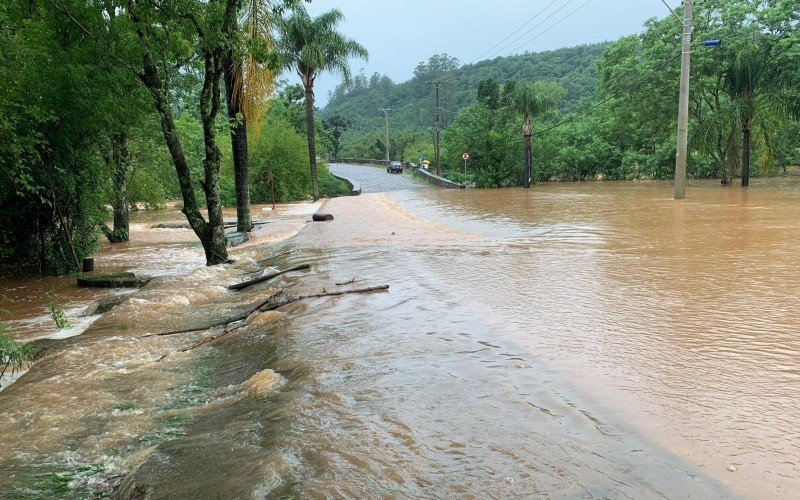 Arroio Feitoria sai do leito e alaga NÃºcleo de Casas Enxaimel novamente