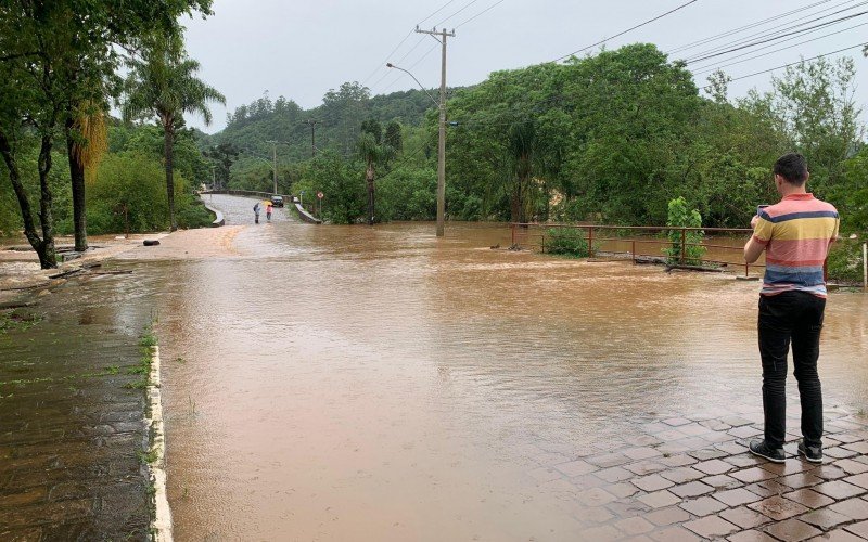 Arroio Feitoria sai do leito e alaga NÃºcleo de Casas Enxaimel novamente