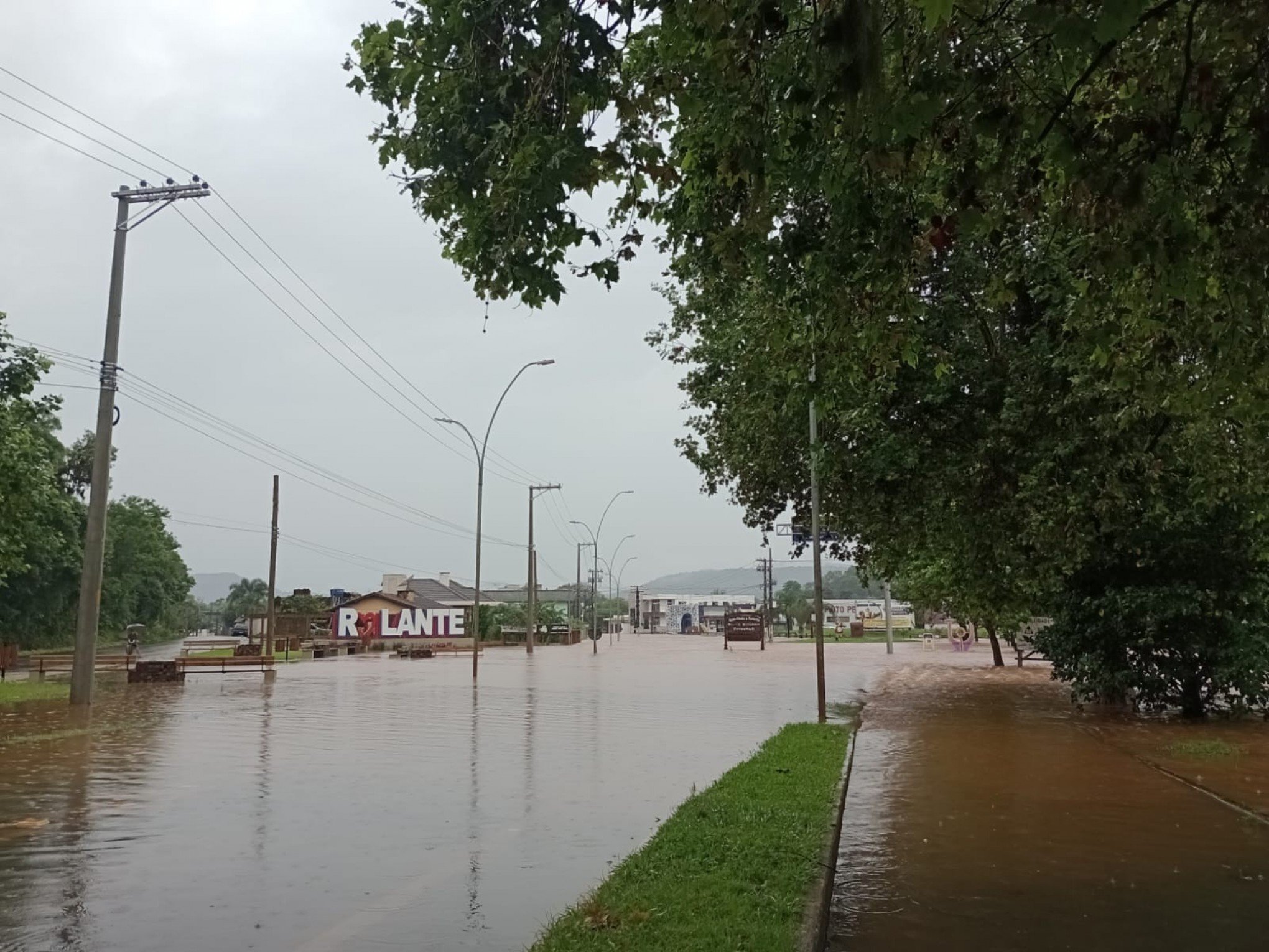 TEMPORAL: "Esta é uma das maiores", diz prefeito após cidade ficar isolada