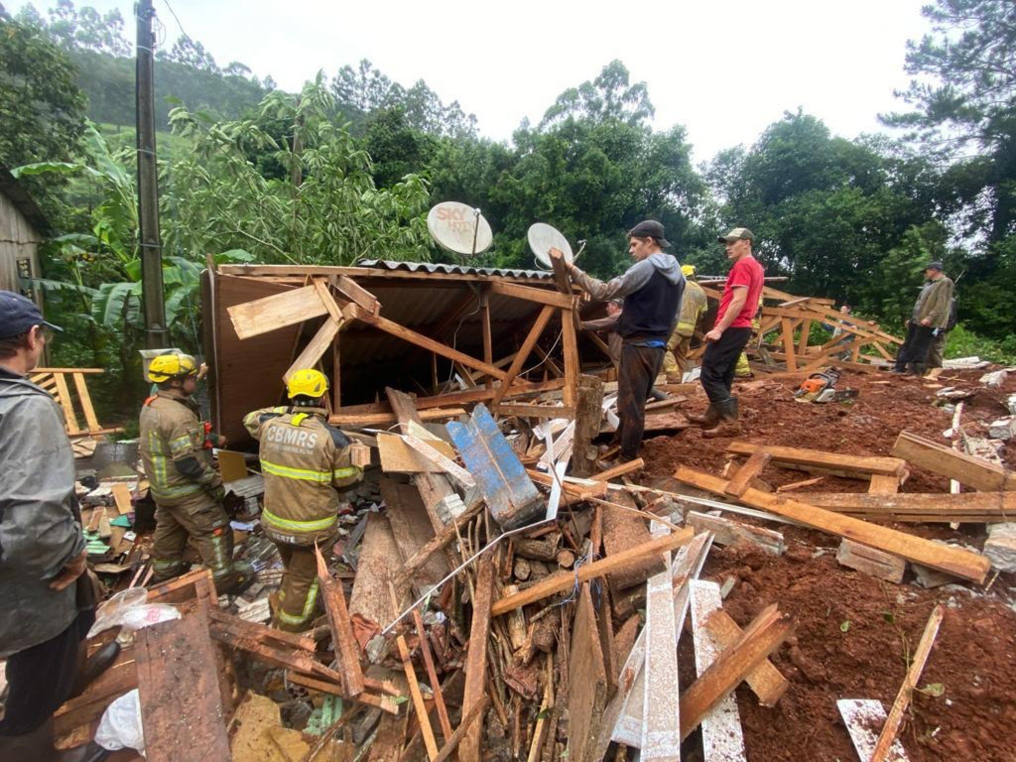 TEMPORAL: Aumenta número de mortos por causa da chuva no RS e vice-governador fala em "muita destruição"