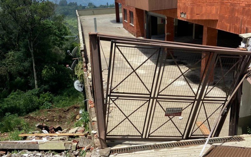 MovimentaÃ§Ã£o de solo causou avarias em  prÃ©dio residencial