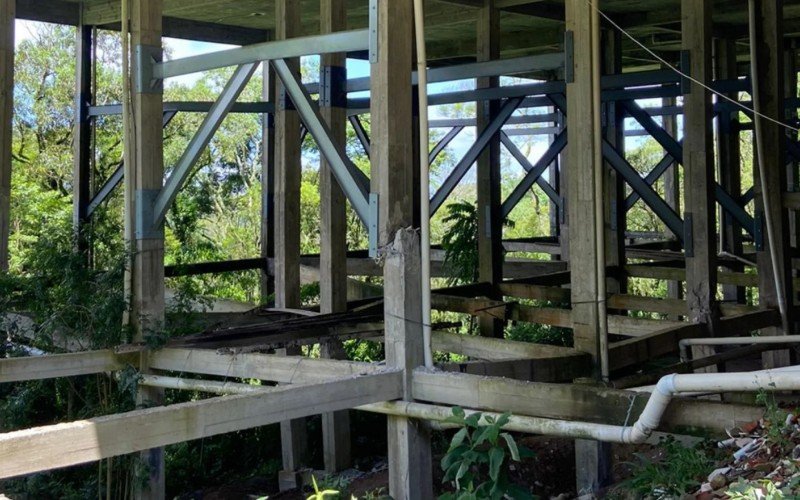 PrÃ©dios e casas correm o risco de desabar apÃ³s movimentaÃ§Ã£o de terra em Gramado