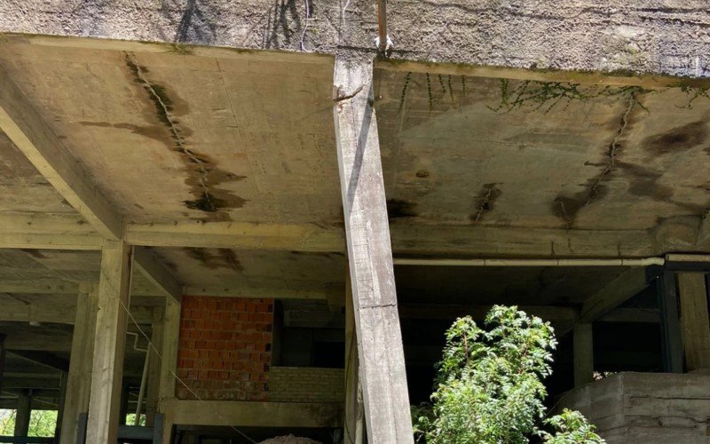 PrÃ©dios e casas correm o risco de desabar apÃ³s movimentaÃ§Ã£o de terra em Gramado