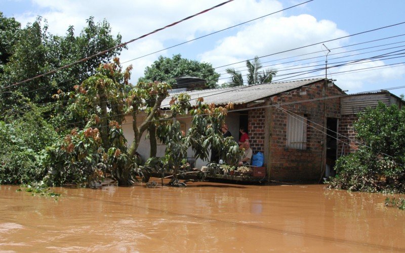 Moradores que residem em casas de dois pavimentos resistem deixar os imÃ³veis em SÃ£o SebastiÃ£o do CaÃ­