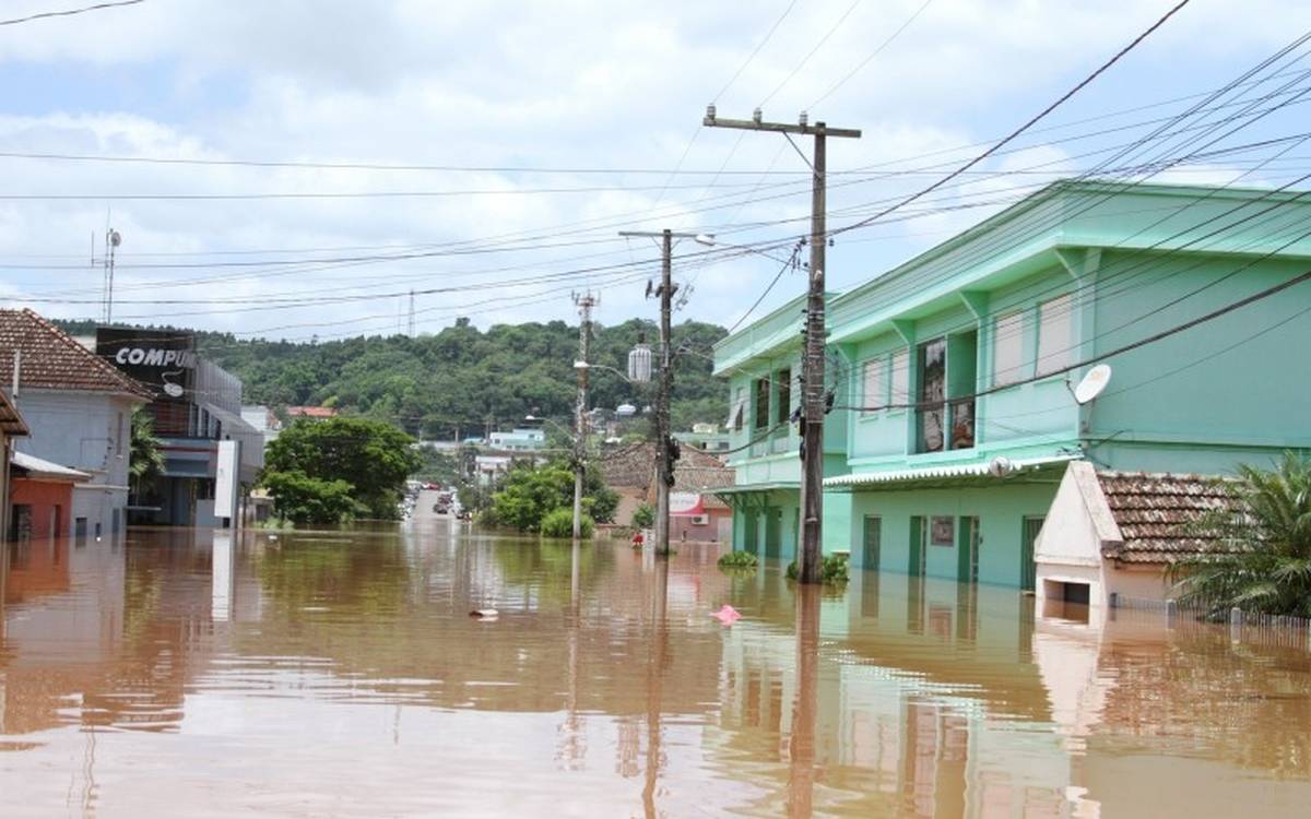 Imóveis, veículos e placas ficaram submersos na área central de São Sebastião do Caí 
