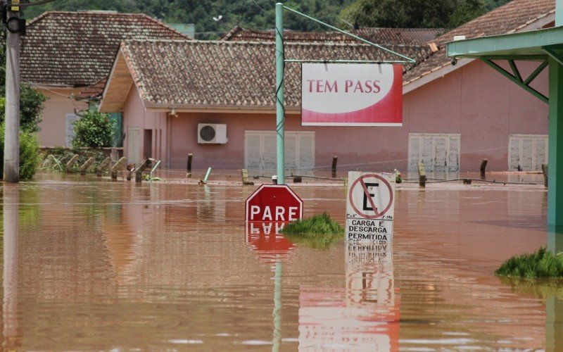 Imóveis, veículos e placas ficaram submersos na área central de São Sebastião do Caí  | Jornal NH