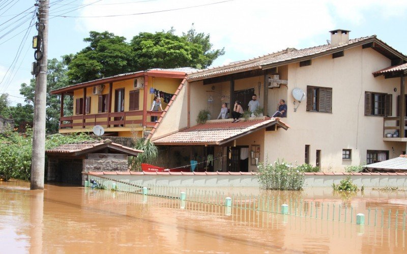 Moradores que residem em casas de dois pavimentos resistem deixar os imÃ³veis em SÃ£o SebastiÃ£o do CaÃ­