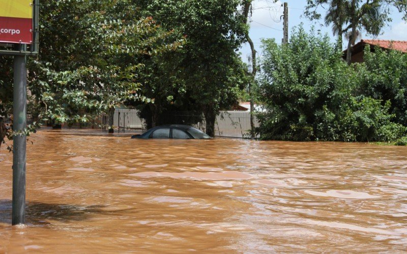 ImÃ³veis, veÃ­culos e placas ficaram submersos na Ã¡rea central de SÃ£o SebastiÃ£o do CaÃ­ 