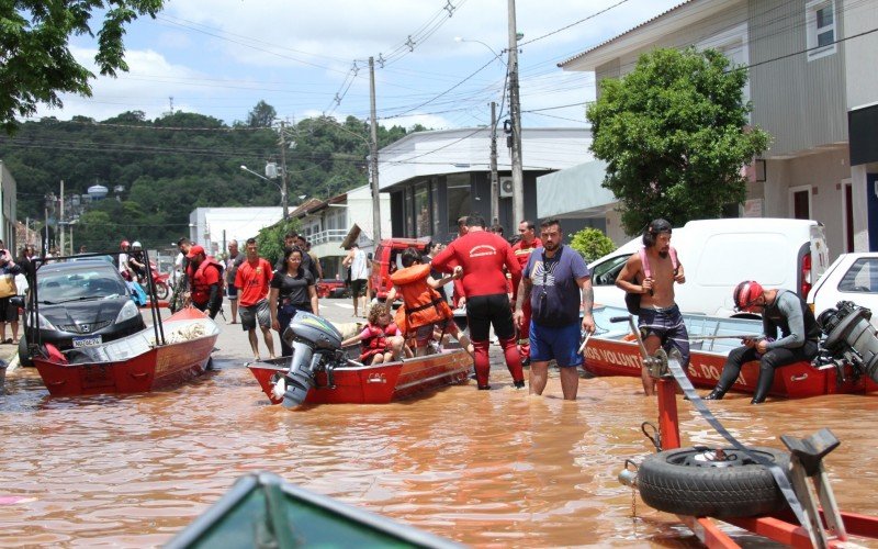 Bombeiros estima que mais de 1.000 pessoas foram resgatadas com embarcações entre a noite de sábado e a manhã de domingo (19)  | Jornal NH