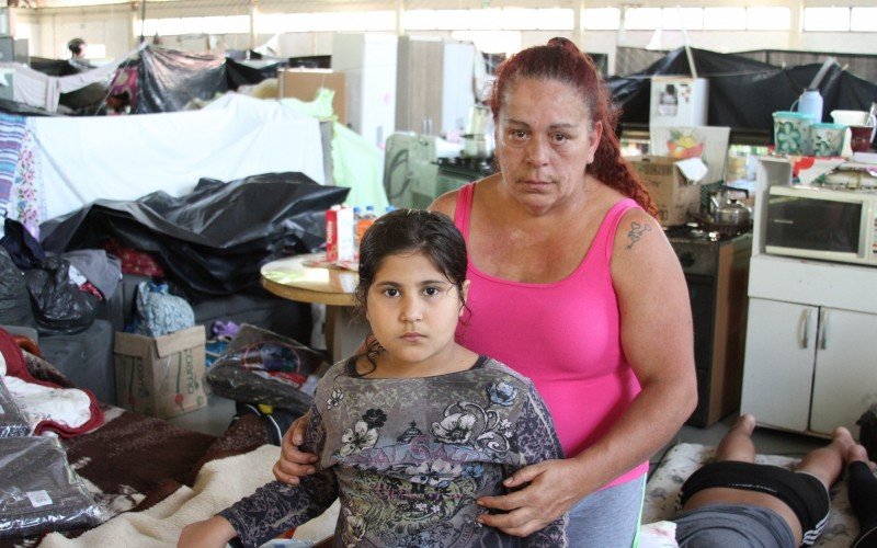 A dona de casa Márcia Jaqueline dos Santos Souza está com a neta e demais familiares em um abrigo da prefeitura; ela perdeu tudo, pela oitava vez somente este ano, devido as enchentes do Rio Caí | Jornal NH