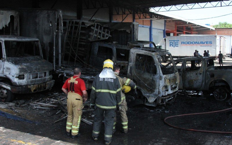 IncÃªndio em transportadora destrÃ³i quatro caminhÃµes e uma caminhonete na tarde deste domingo (19)