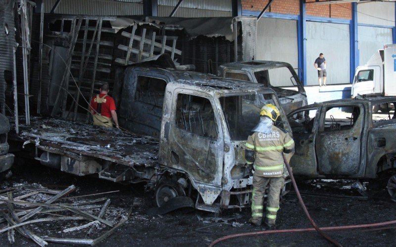 Incêndio em transportadora destrói quatro caminhões e uma caminhonete na tarde deste domingo (19) | Jornal NH