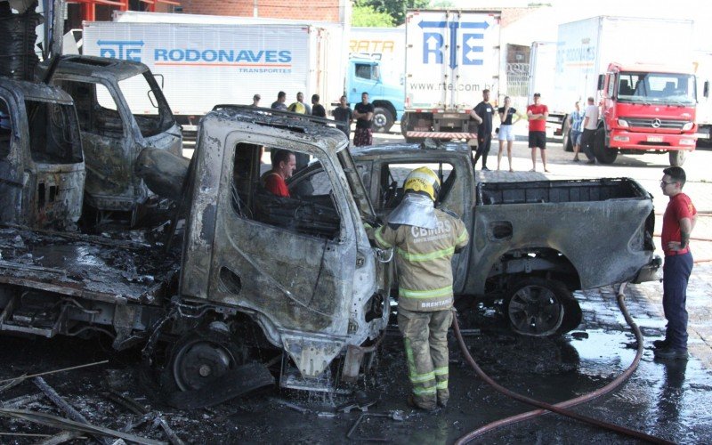 IncÃªndio em transportadora destrÃ³i quatro caminhÃµes e uma caminhonete na tarde deste domingo (19)