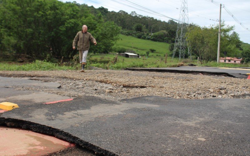 Chuva faz asfalto ceder e bloqueia ponte em Rolante 