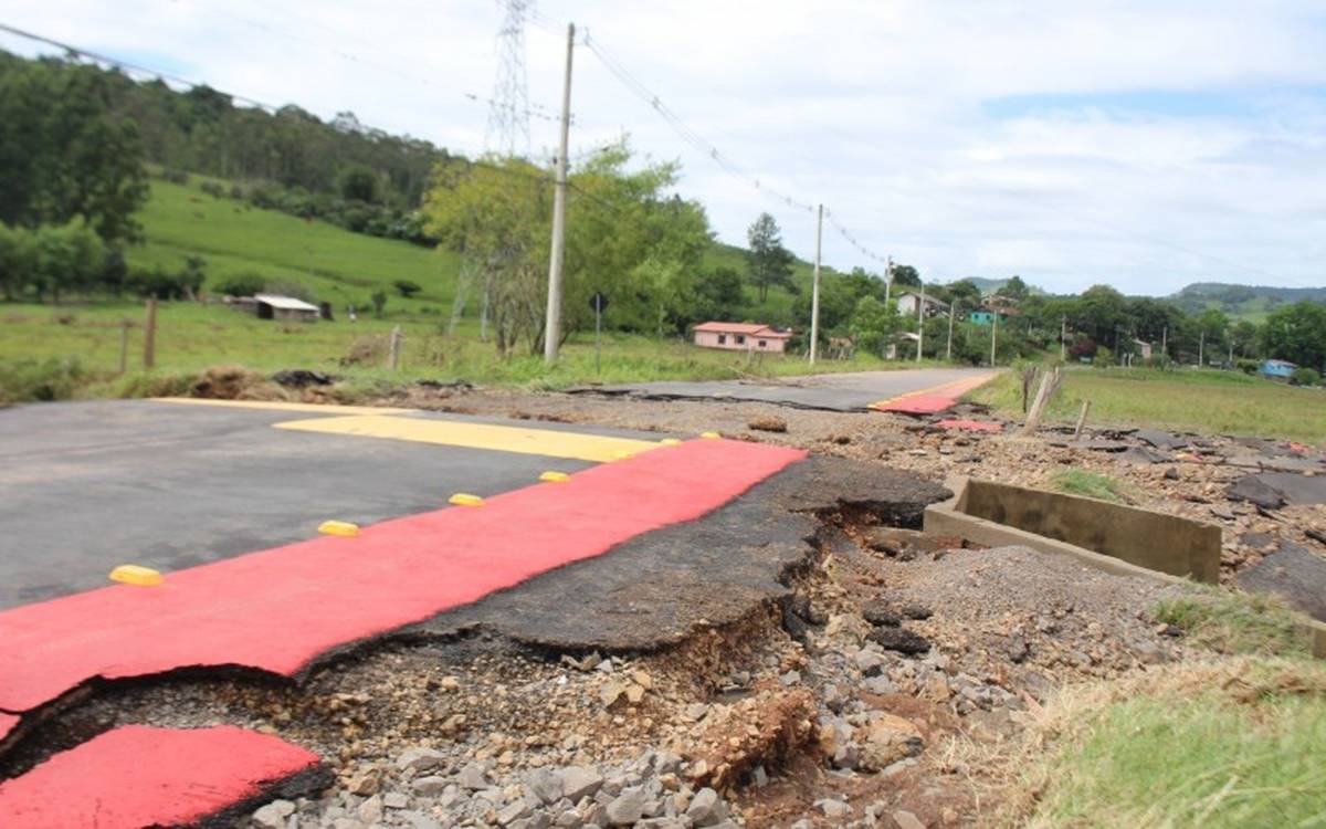 Chuva faz asfalto ceder e bloqueia ponte em Rolante 