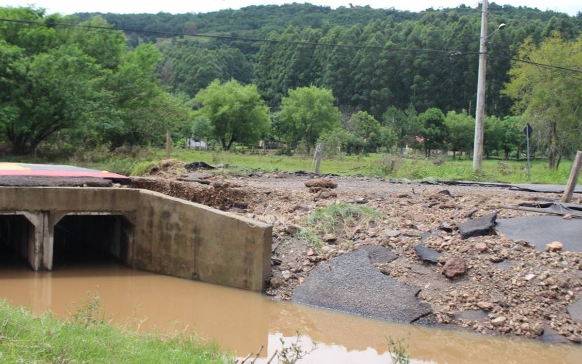 Chuva faz asfalto ceder e bloqueia ponte em Rolante 