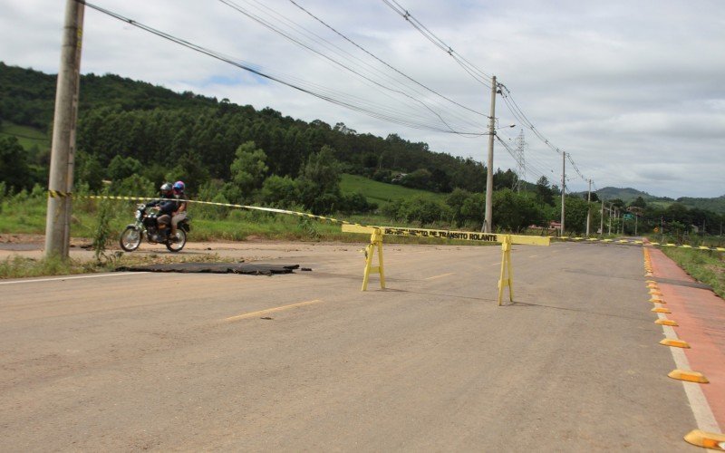 Chuva faz asfalto ceder e bloqueia ponte em Rolante 