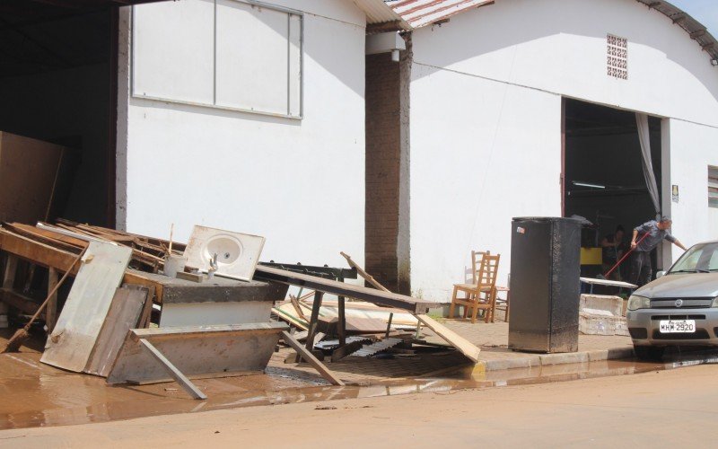 Chuva faz asfalto ceder e bloqueia ponte em Rolante 