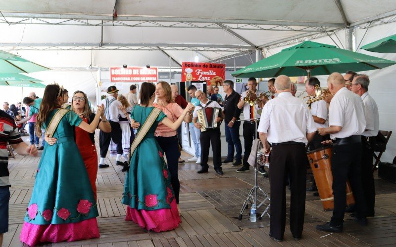 Corte da Festa das Rosas tambÃ©m danÃ§ou com o pÃºblico