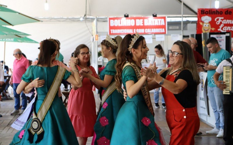 Corte da Festa das Rosas também dançou com o público | Jornal NH