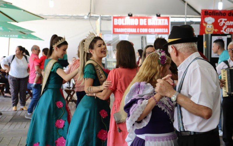 Corte da Festa das Rosas tambÃ©m danÃ§ou com o pÃºblico