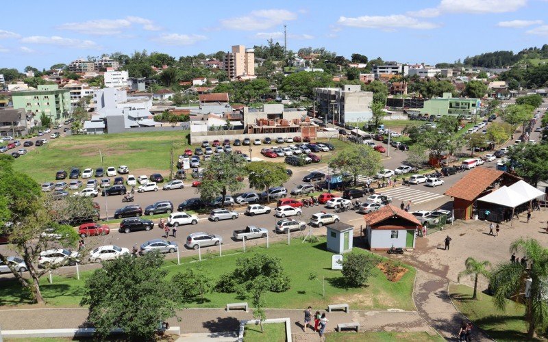 Carros faziam filas em frente ao parque