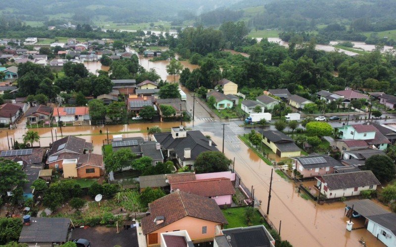 Houve deslizamento de terra, queda de Ã¡rvores e de pontes 