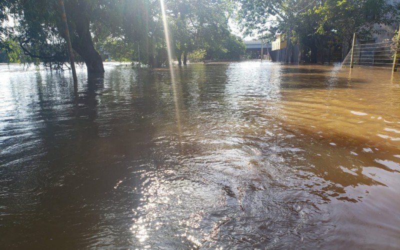 No início da tarde, o nível do rio estava a 5,04 metros e a inundação já cobria a Rua da Praia