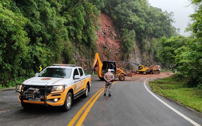 Trabalho de limpeza no quilômetro 30 da RS-115, em Gramado | Jornal NH