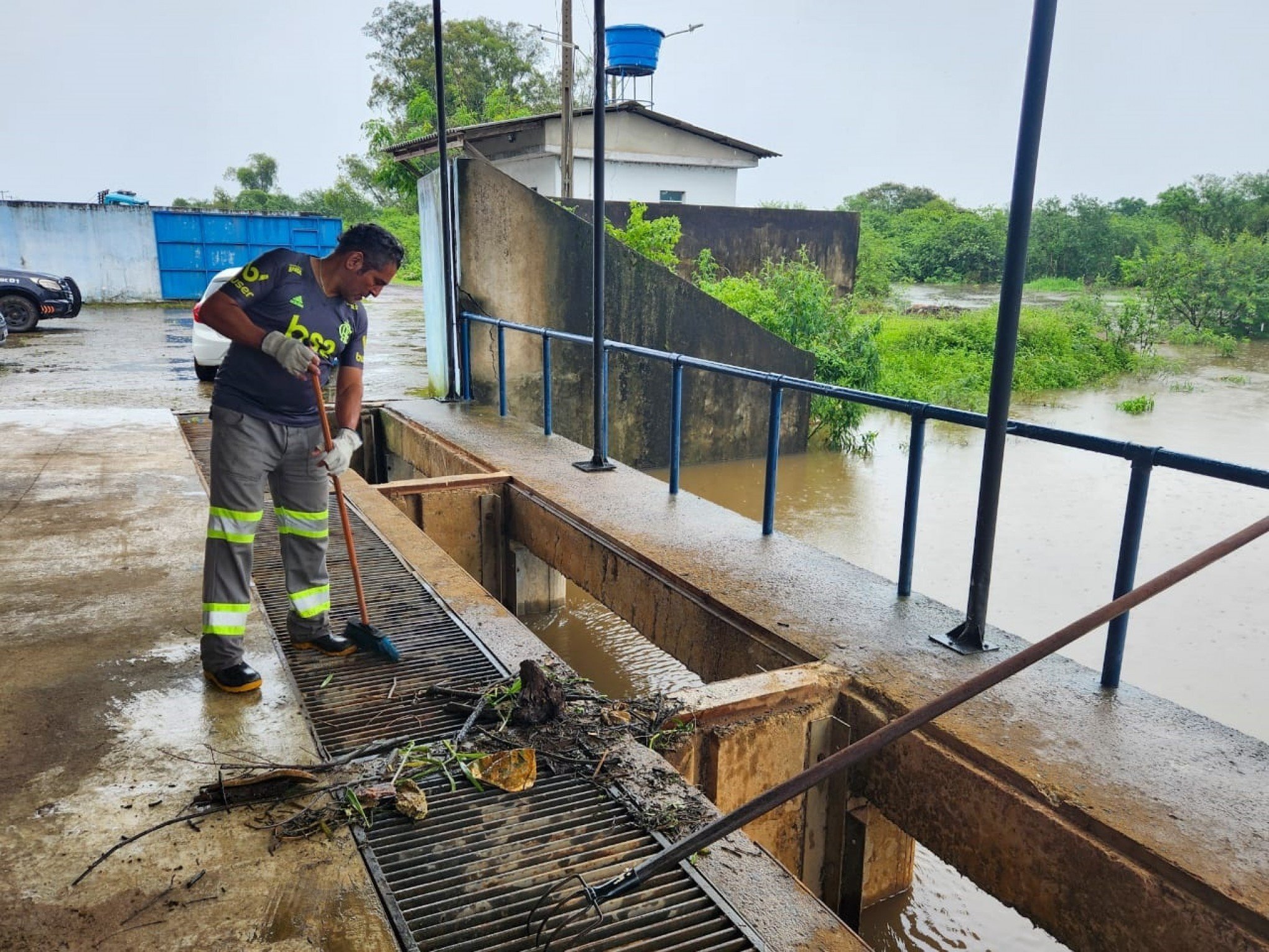 Equipes mantiveram limpeza nas casa de bombas da cidade durante a chuva