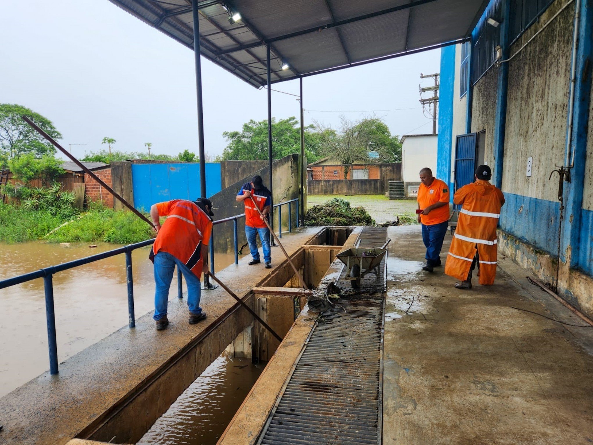 Equipes mantiveram limpeza nas casa de bombas da cidade durante a chuva