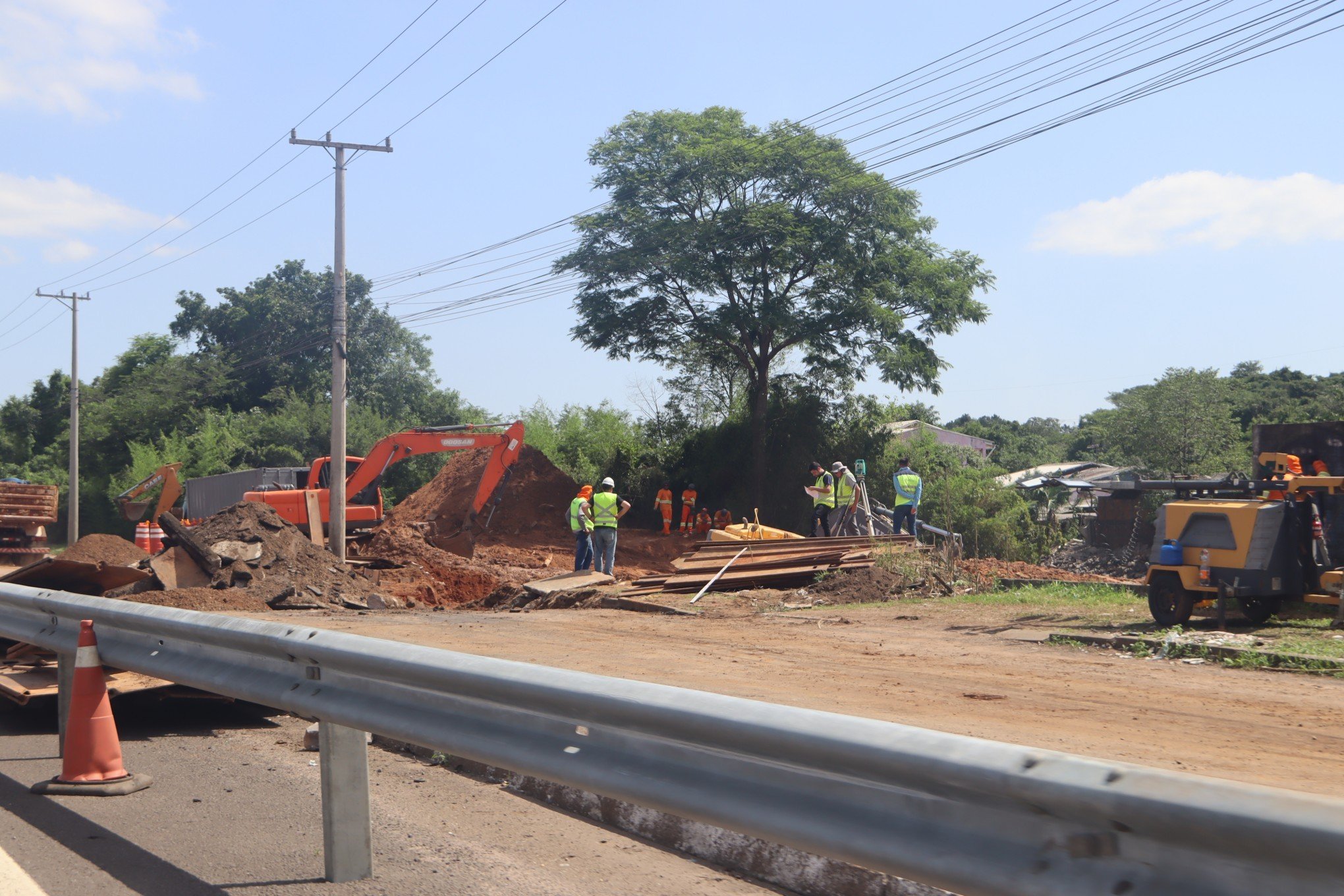 Obras na via lateral da BR-116, em Sapucaia do Sul