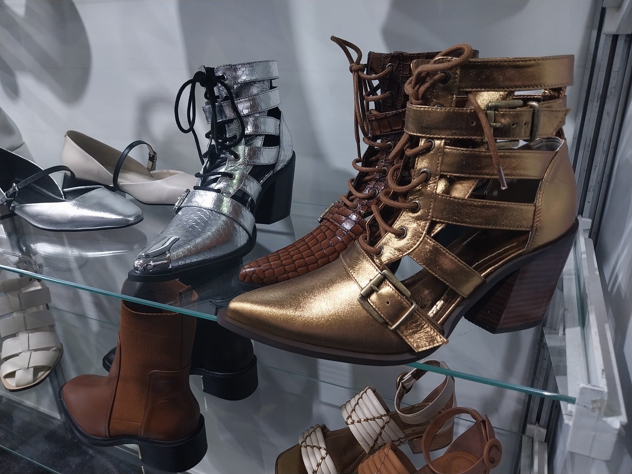 ZERO GRAU: Tendências para coleções de calçados e bolsas são apresentadas na feira; veja fotos