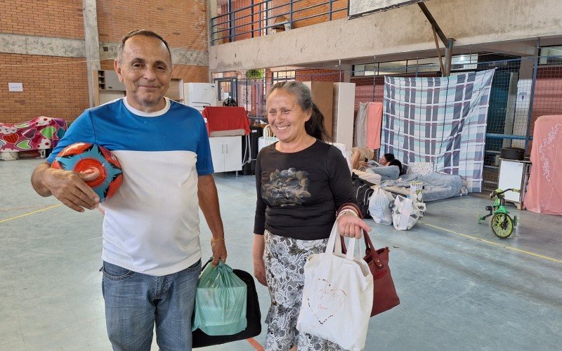 JosÃ© Martins e a esposa CecÃ­lia ficaram felizes em poder retornar para casa no bairro Olaria