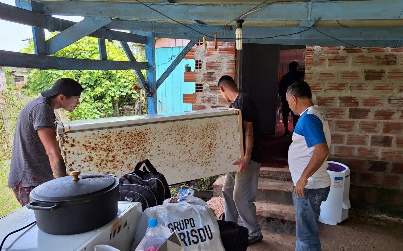 JosÃ© contou com a ajuda de servidores da prefeitura para recolocar mÃ³veis e eletrodomÃ©sticos dentro de casa