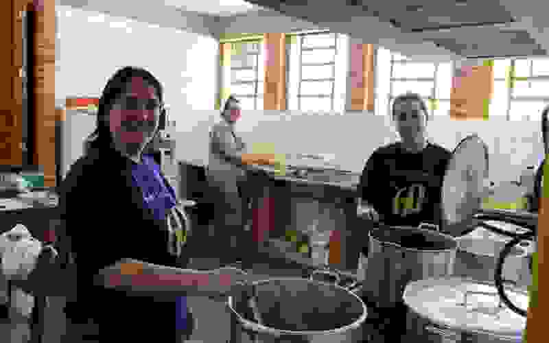 Cláudia Kich, Paula Bohn e Leila Heidrich cozinhando para as famílias atingidas | Jornal NH