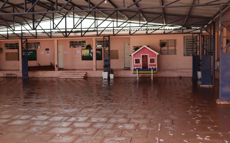 Escola Coronel Pedro Alencastro GuimarÃ£es, bairro Navegantes, em SÃ£o SebastiÃ£o do CaÃ­